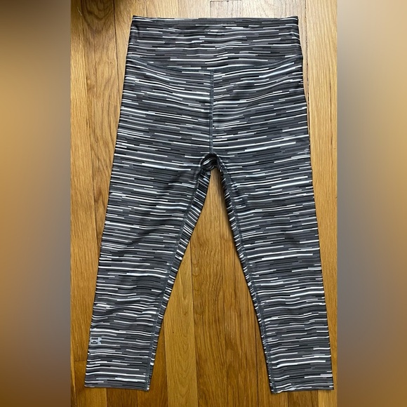 Under Armour HeatGear Compression Capri Leggings Abstract Stripe Size XS - Picture 3 of 6